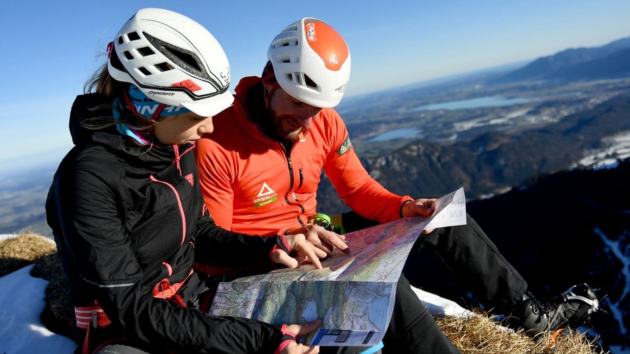 Auch die Routenplanung liegt in seiner Verantwortung: Als angehender Bergführer begleitet Manuel Haff Gäste sicher durchs Gebirge.