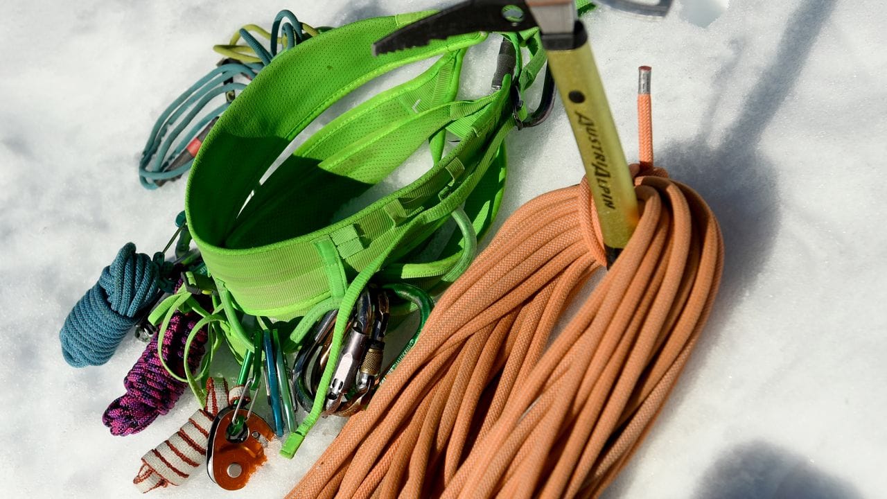 Zur Ausrüstung für Bergführer gehören zum Beispiel Gurt, Seil, Reepschnüre, Karabiner und Eispickel.