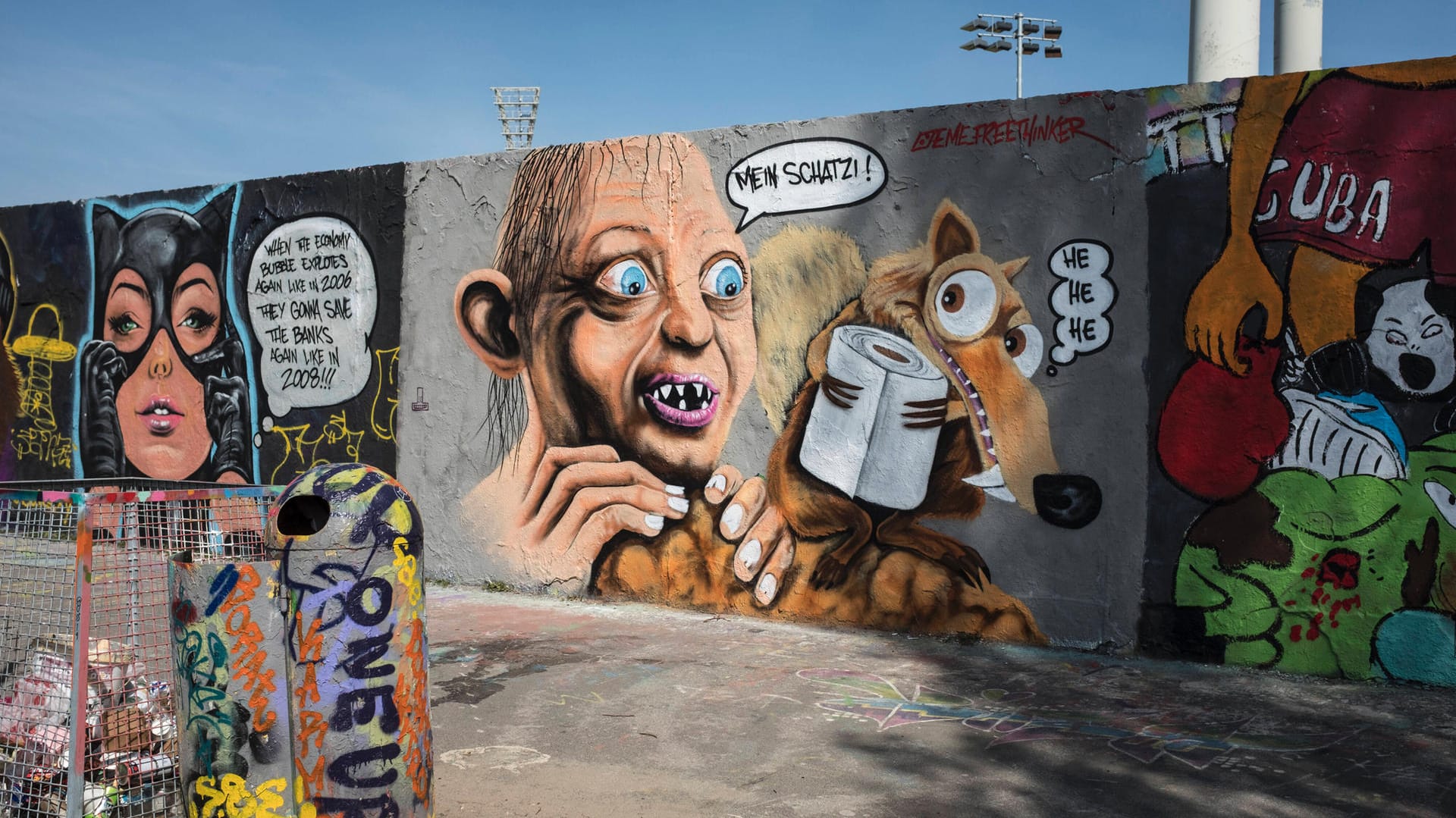 Das Graffitti im Berliner Mauerpark zeigt die Jagd nach dem Gut, das zu Beginn der Corona-Pandemie wohl am kostbarsten wurde: Toilettenpapier. In vielen Ländern kam es so zu den kuriosesten Geschichten. In Hongkong beispielsweise raubten drei Männer einen Lastwagen aus und erbeuteten Toilettenpapier im Wert von umgerechnet 120 Euro. Im US-Staat Oregon schrieb die Polizei wegen der Hamsterkäufe auf ihrer Facebook-Seite: "Wählen Sie nicht 911, weil Ihnen das Toilettenpapier ausgegangen ist."