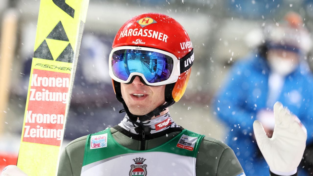 Hat die Qualifikation zum ersten Springen der Vierschanzentournee gewonne: Philipp Aschenwald aus Österreich. Hat die Qualifikation zum ersten Springen der Vierschanzentournee gewonne: Philipp Aschenwald aus Österreich.