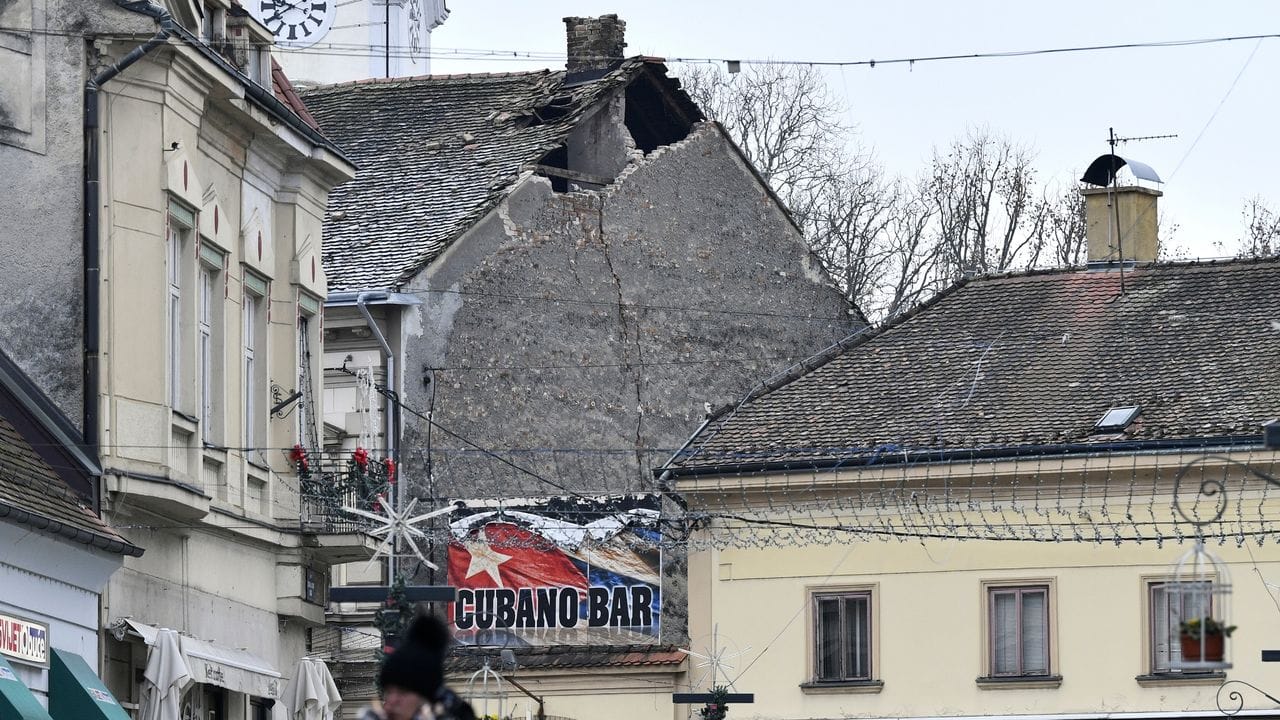 Bereits am Montag bebte die Erde: Blick auf ein beschädigtes Dach in Sisak.