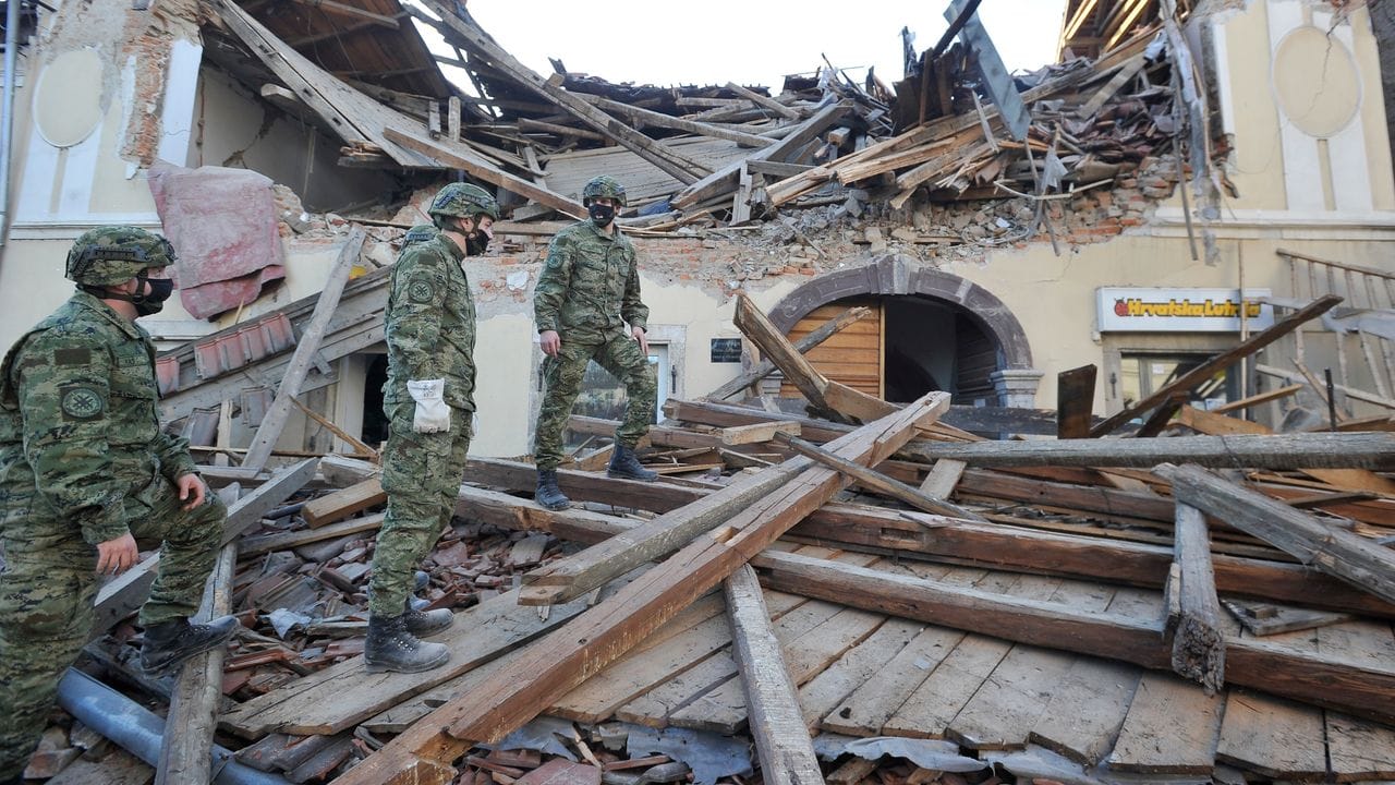 Soldaten inspizieren die Trümmer eines vom Erdbeben zerstörten Hauses in Petrinja.