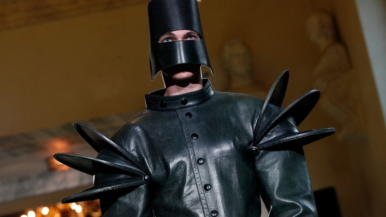 Seine Fantasie kannte keine Grenzen - eine Kreation von Pierre Cardin. Seine Fantasie kannte keine Grenzen - eine Kreation von Pierre Cardin.