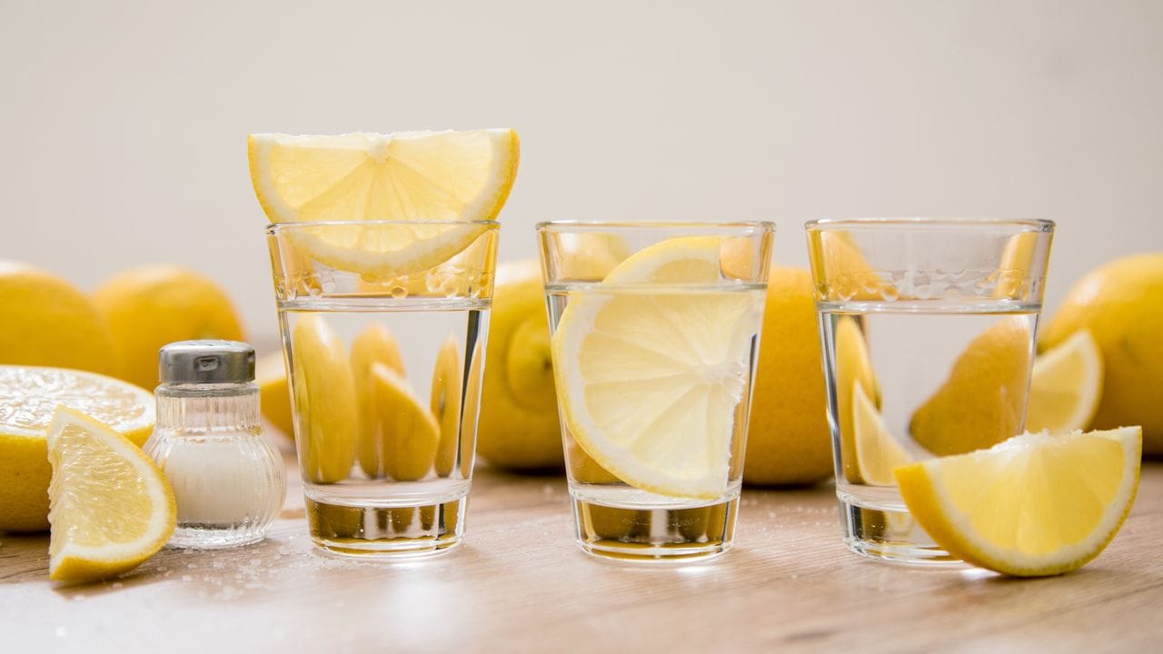 Die vermeintlich mexikanische Tradition vom Tequila-Shot mit dem Salz von der Hand und dem Biss in eine Zitrone ist eine deutsche Erfindung.