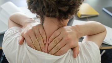 Der Bereich von Schultern und Nacken ist die Problemzone vieler Menschen, die einem Bürojob nachgehen.