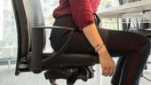 Massieren hilft nur kurzzeitig gegen Nackenschmerzen - besser ist es, immer wieder die Sitzposition zu wechseln und Kräftigungsübungen zu machen.