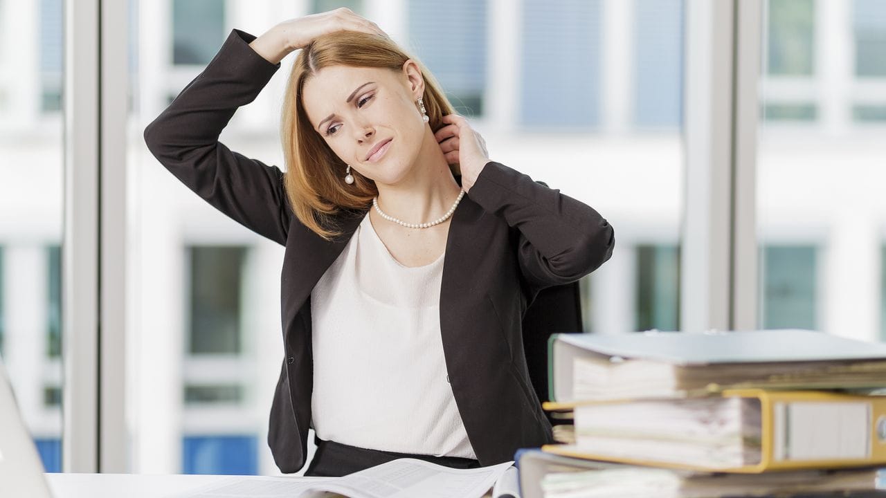 Stundenlanges Arbeiten am Schreibtisch kann zu Verspannungen im Nacken führen - und damit auch zu den unangenehmen Knackgeräuschen beim Drehen des Kopfes.