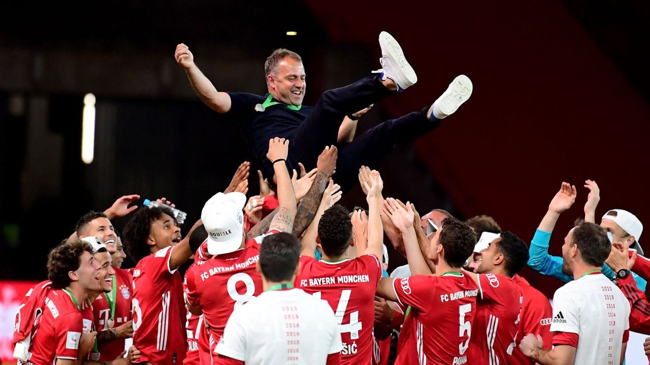 Hansi Flick (M) führt den FC Bayern erst zu Meisterschaft, dann zum Pokalsieg und auch zum Champions-League-Titel.