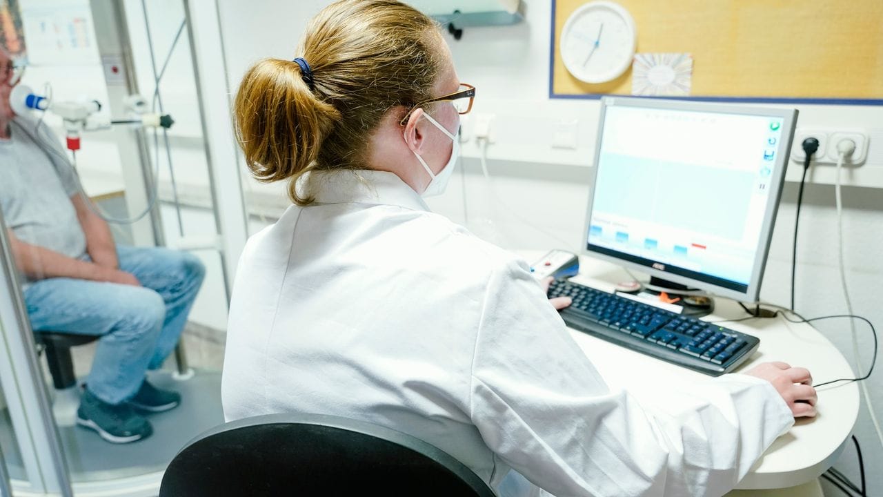 Eine Mitarbeiterin misst bei dem von einer Corona-Erkrankung genesenen Patienten Jörg K. Eine Mitarbeiterin misst bei dem von einer Corona-Erkrankung genesenen Patienten Jörg K.