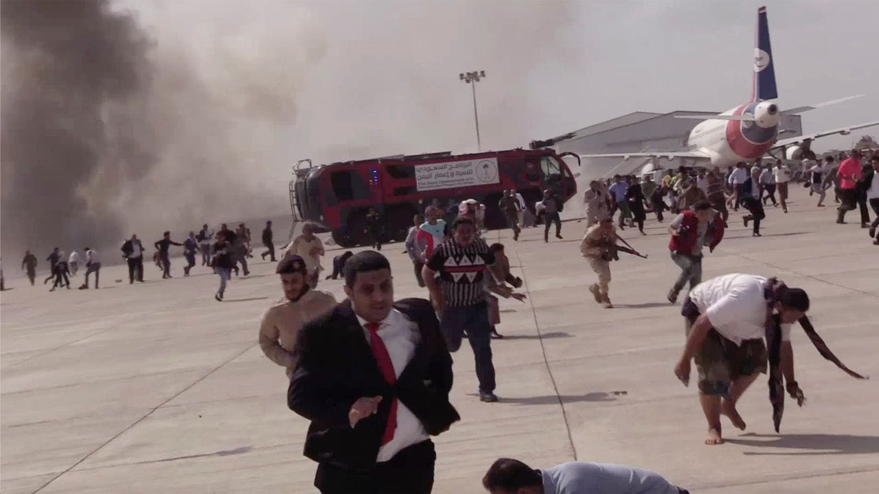 Menschen rennen nach einer schweren Explosion fluchtartig über den Flughafen der jemenitischen Stadt Aden.