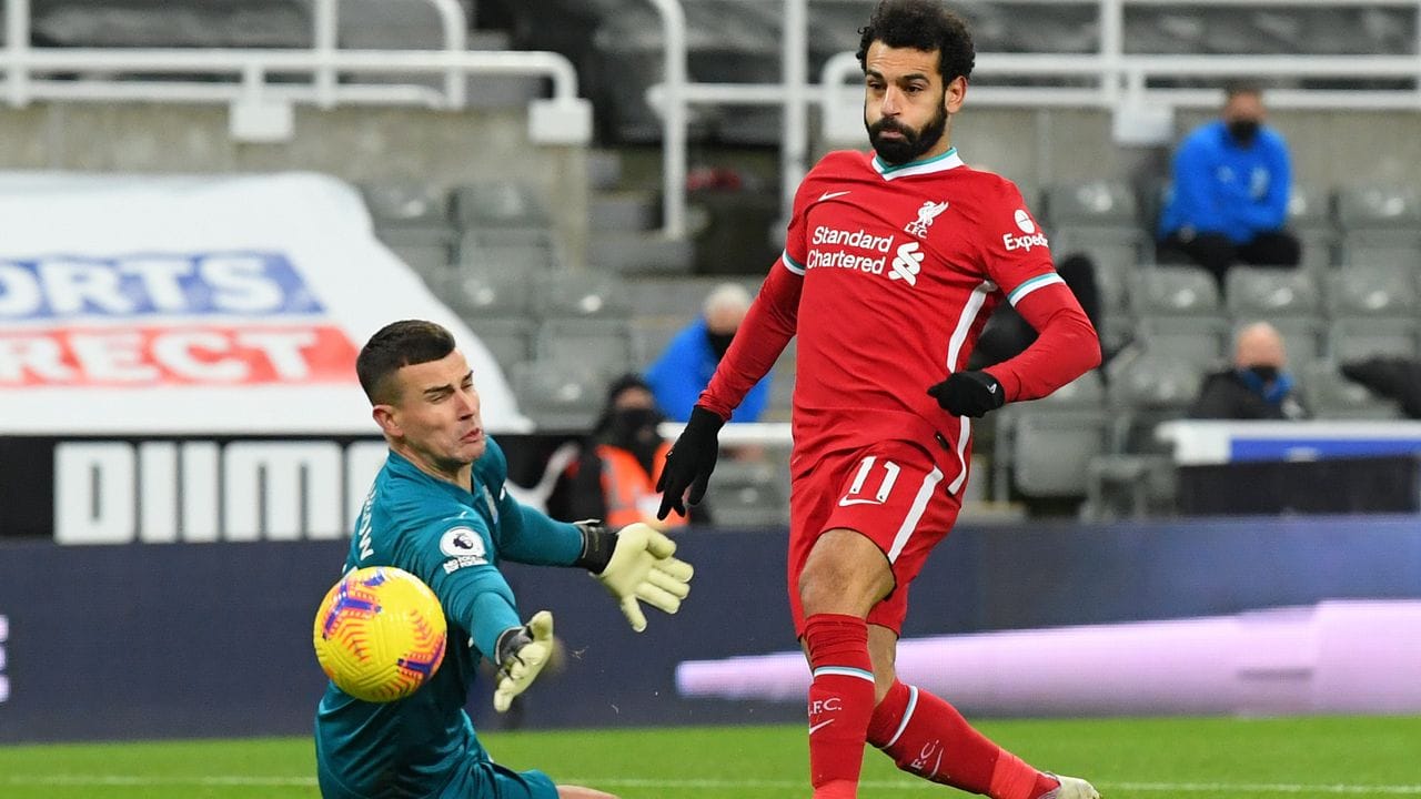 Mohamed Salah vom FC Liverpool scheitert mit einem Schuss an Newcastles Torhüter Karl Darlow. Mohamed Salah vom FC Liverpool scheitert mit einem Schuss an Newcastles Torhüter Karl Darlow.