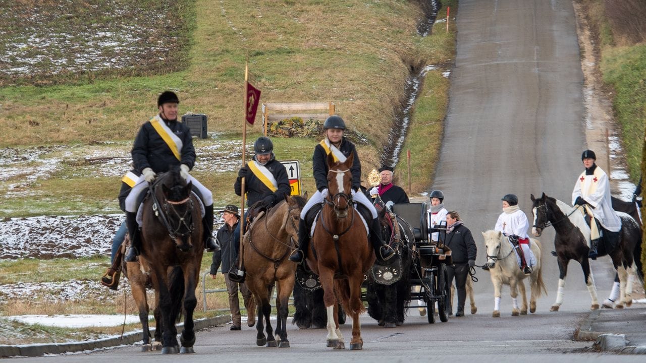 Pferdewallfahrt: Eine Reitergruppe ist auf dem Weg zur Silvesterkapelle, die nach einer Viehseuche im 17.