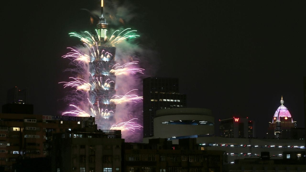 Feuerwerk am Wolkenkratzer "Taipei 101" in Taiwan.