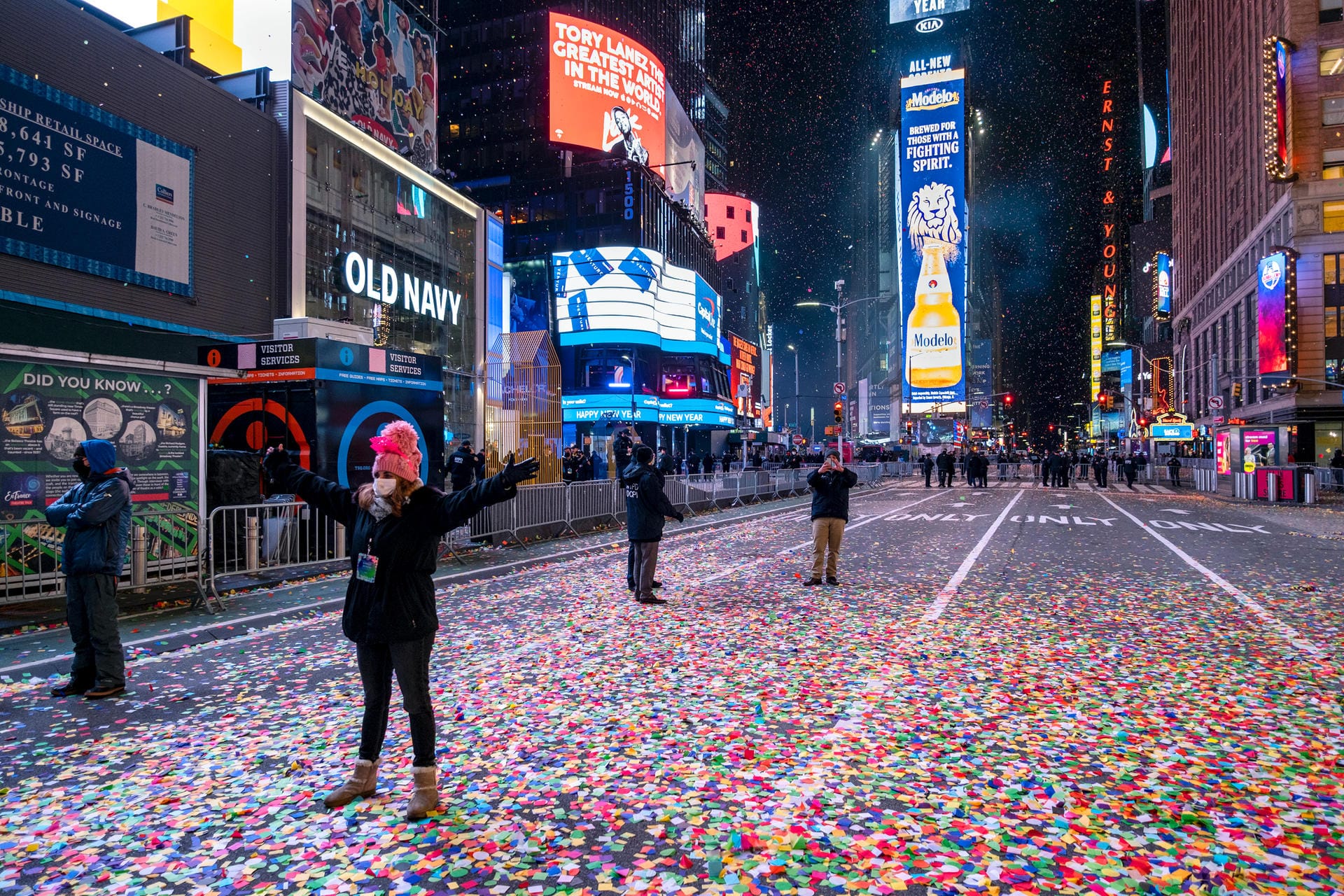 New York, USA: Normalerweise kommen jedes Jahr rund eine Million Menschen auf den Times Square. Doch wegen der Corona-Pandemie blieb der berühmte Platz in Manhattan erstmals seit Jahrzehnten an Silvester für die Öffentlichkeit gesperrt.