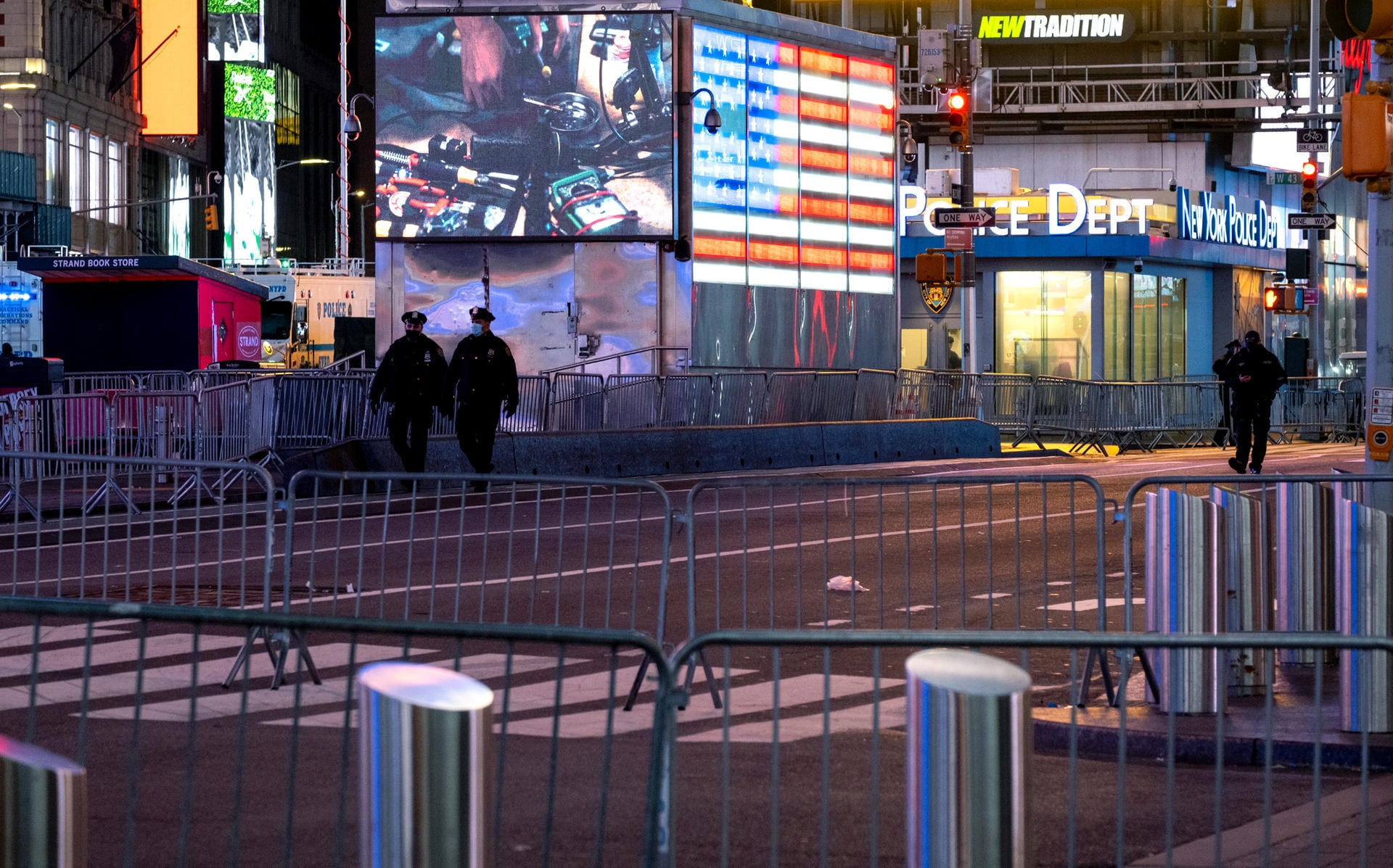 New York, USA: Polizisten patrouillieren an Absperrungen auf der Seventh Avenue in der Nähe des Times Squares.