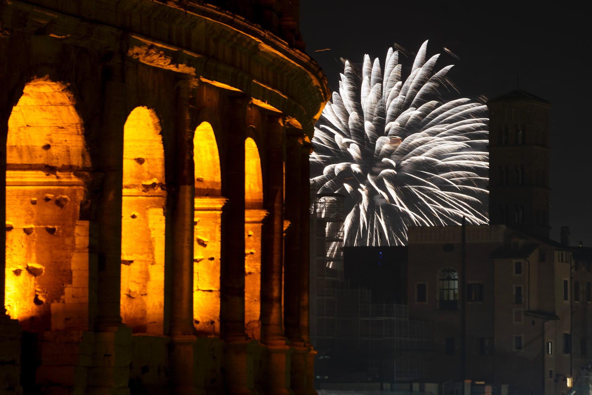 Rom, Italien: Ein Feuerwerk explodiert neben dem Kolosseum. Italien hat das Corona-Jahr in kleinem Rahmen verabschiedet.