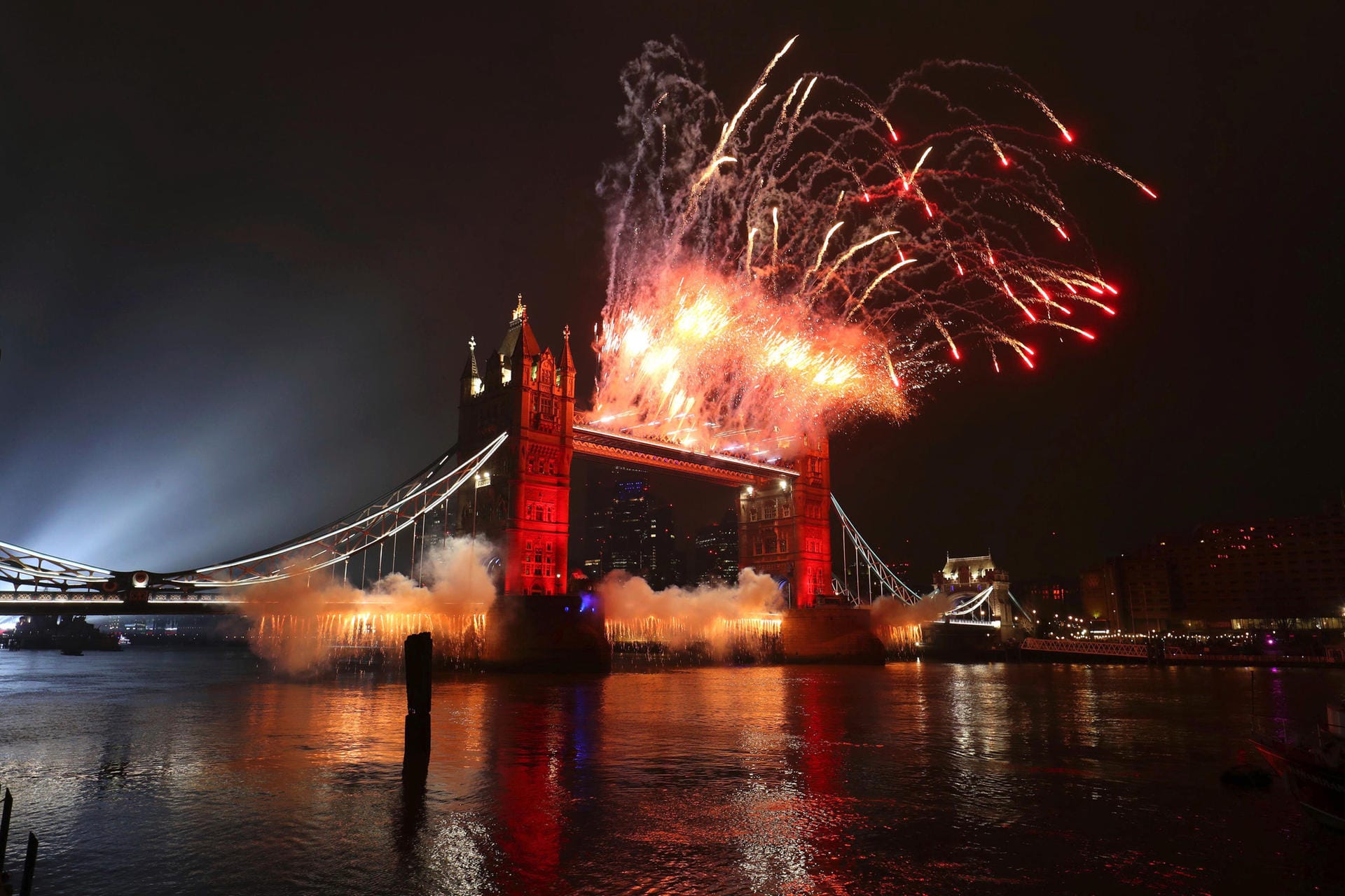 London, England: Feuerwerk an der Tower Bridge über der Themse.