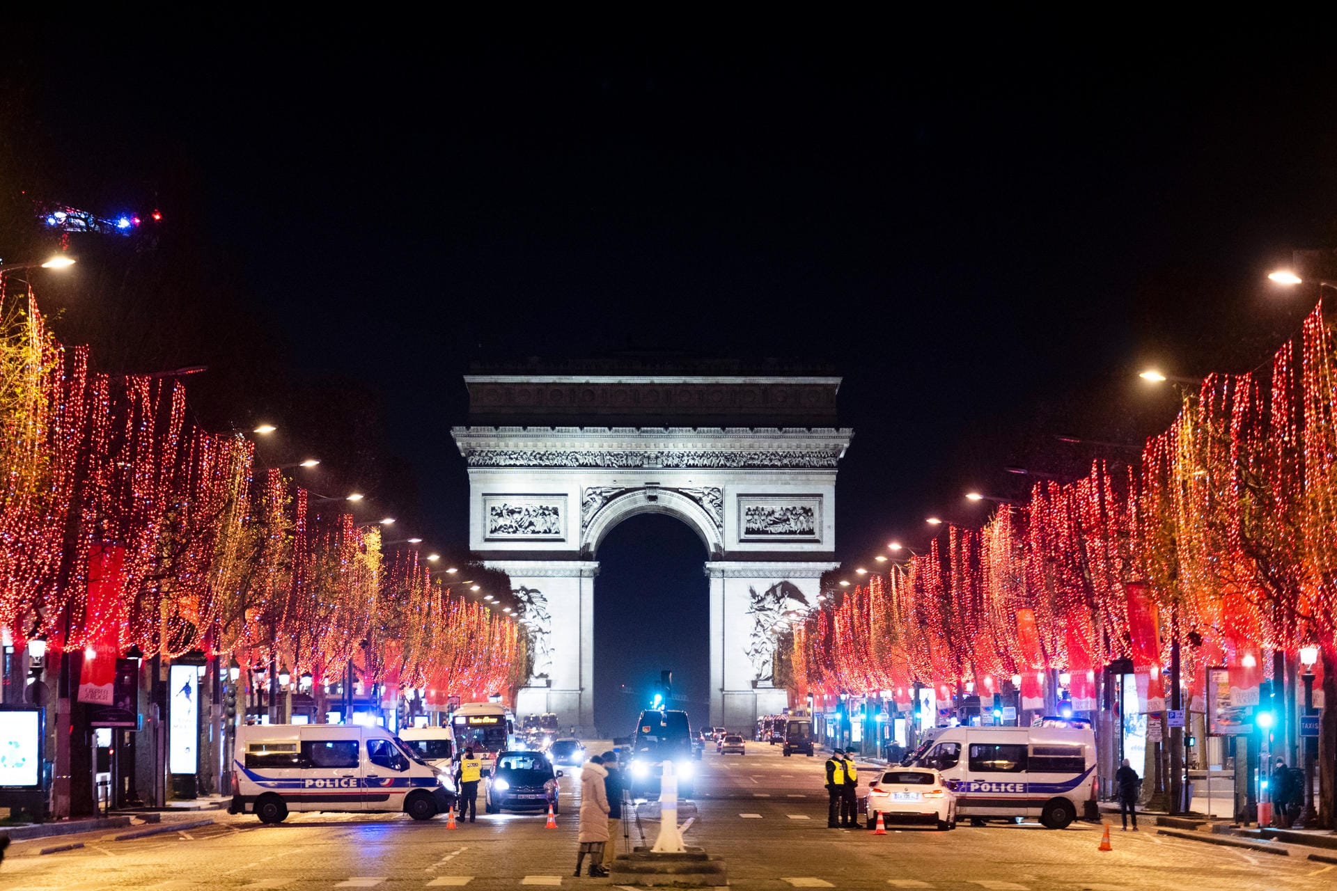 Paris, Frankreich: Die Polizei kontrollierte die Ausgangssperren in der Hauptstadt. Feuerwerk gab es nicht.