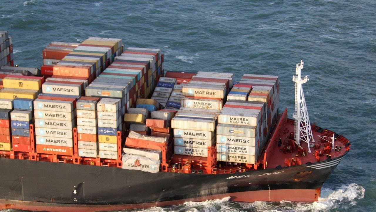Die mit Containern beladene "MSC Zoe" ist in der Nordsee unterwegs und hat durch den Sturm auf dem Weg vom belgischen Antwerpen nach Bremerhaven Ladung in der Nordsee verloren.