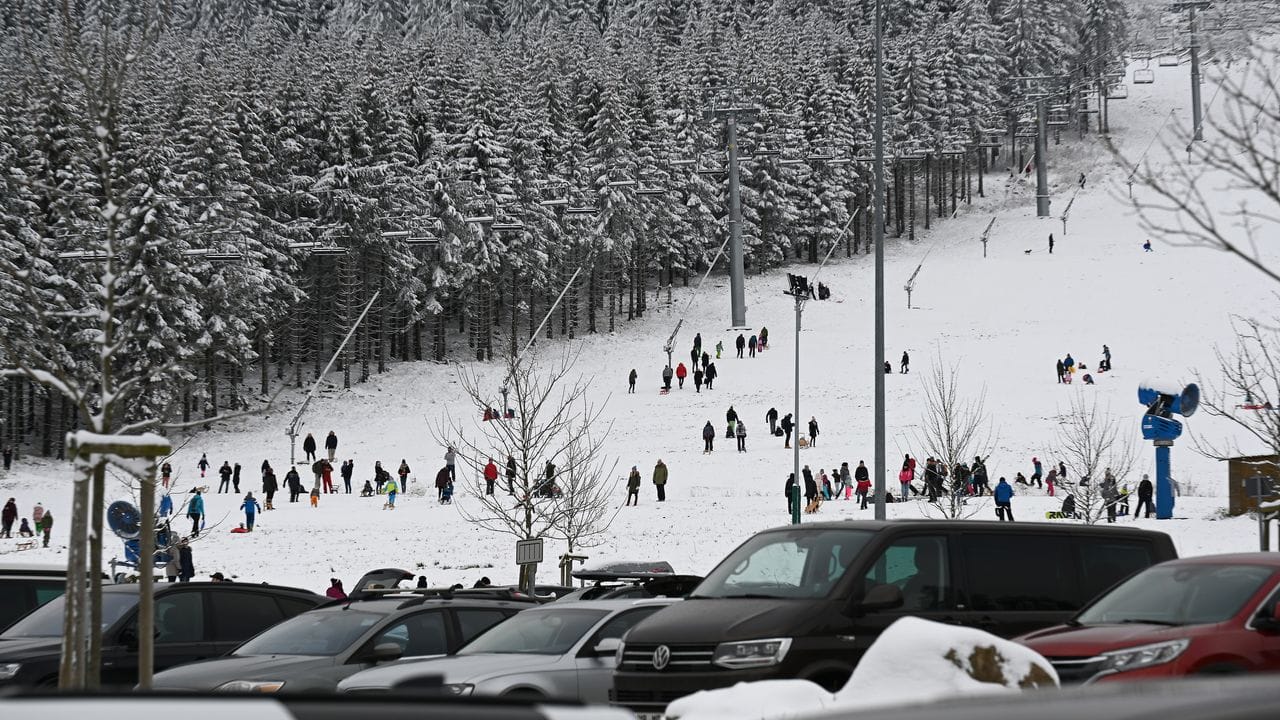 Fahrzeuge parken auf dem Großraumparkplatz vor der Hexenritt-Abfahrt am Wurmberg im Harz. Fahrzeuge parken auf dem Großraumparkplatz vor der Hexenritt-Abfahrt am Wurmberg im Harz.