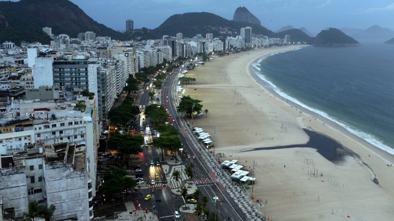 Der Strand an der Copacabana ist am Silvesterabend 2020 nahezu leer.