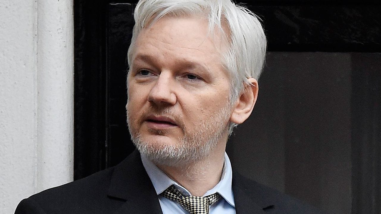 Wikileaks-Gründer Julian Assange spricht im Februar 2016 von einem Balkon der ecuadorianischen Botschaft zu Journalisten. Wikileaks-Gründer Julian Assange spricht im Februar 2016 von einem Balkon der ecuadorianischen Botschaft zu Journalisten.