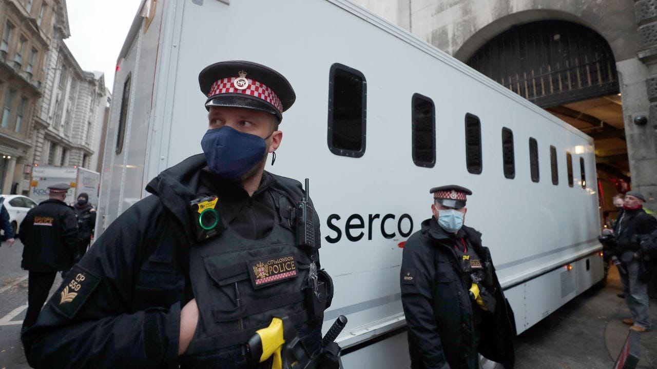 Polizisten sichern einen Gefangenentransporter, der vor der Urteilsverkündung im Auslieferungsprozess gegen Julian Assange am Strafgerichtshof Old Bailey eintrifft. Polizisten sichern einen Gefangenentransporter, der vor der Urteilsverkündung im Auslieferungsprozess gegen Julian Assange am Strafgerichtshof Old Bailey eintrifft.