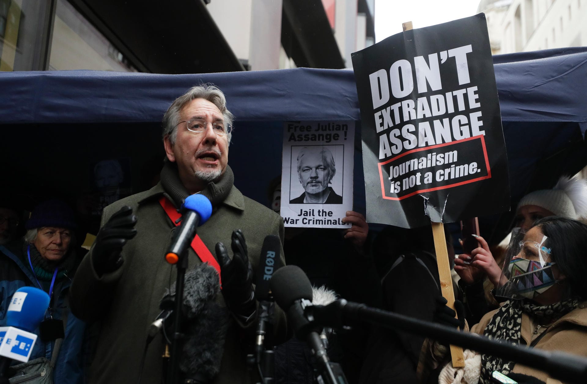 Erleichterung für Assanges Unterstützer: Der Polit-Aktivist John Rees spricht vor dem Gebäude des Strafgerichtshofs in London.
