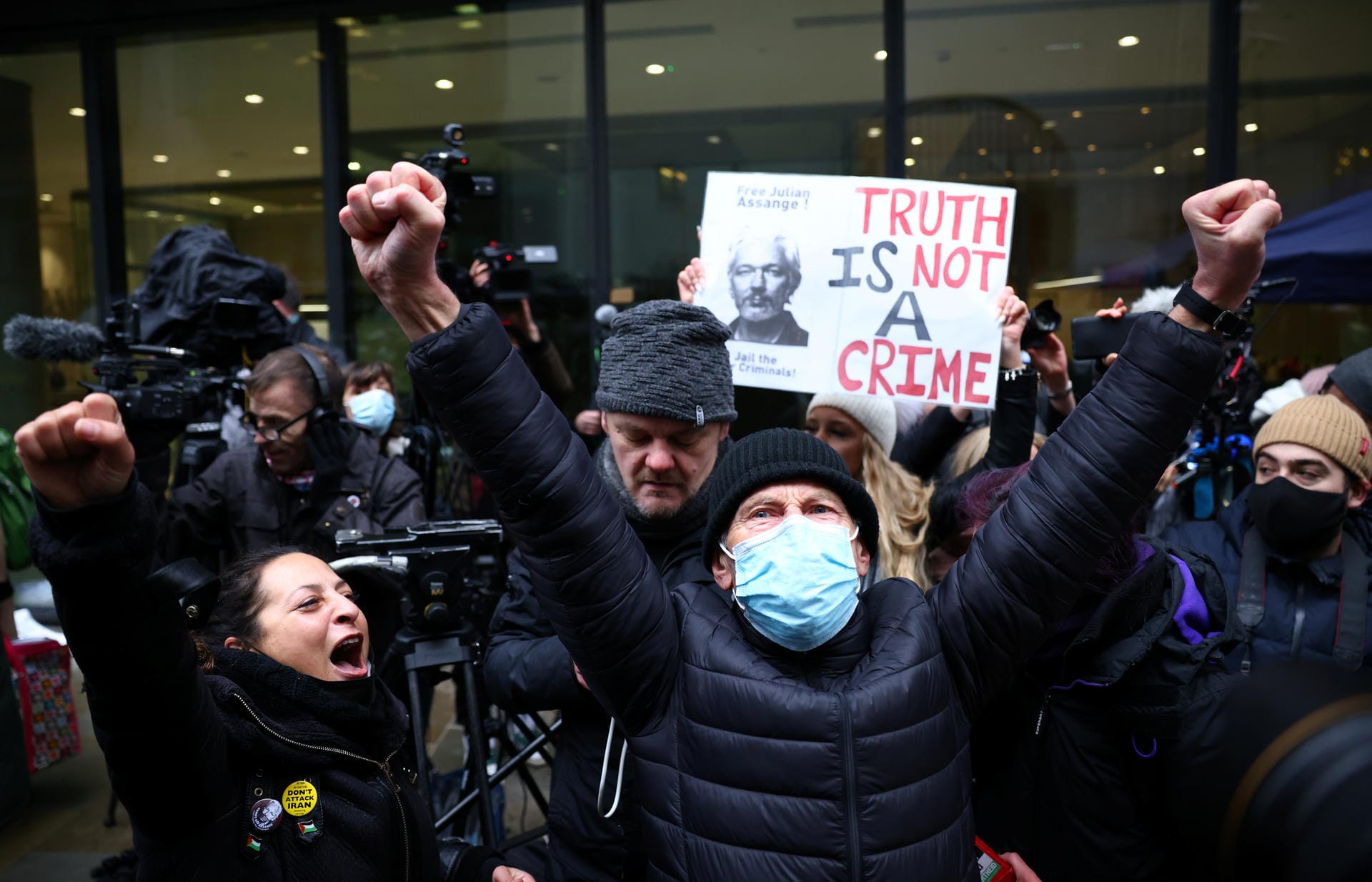 "Wahrheit ist kein Verbrechen", steht auf einem Transparent: Bei den Unterstützern des Wikileaks-Gründers löste das Urteil am Montag Begeisterung aus.
