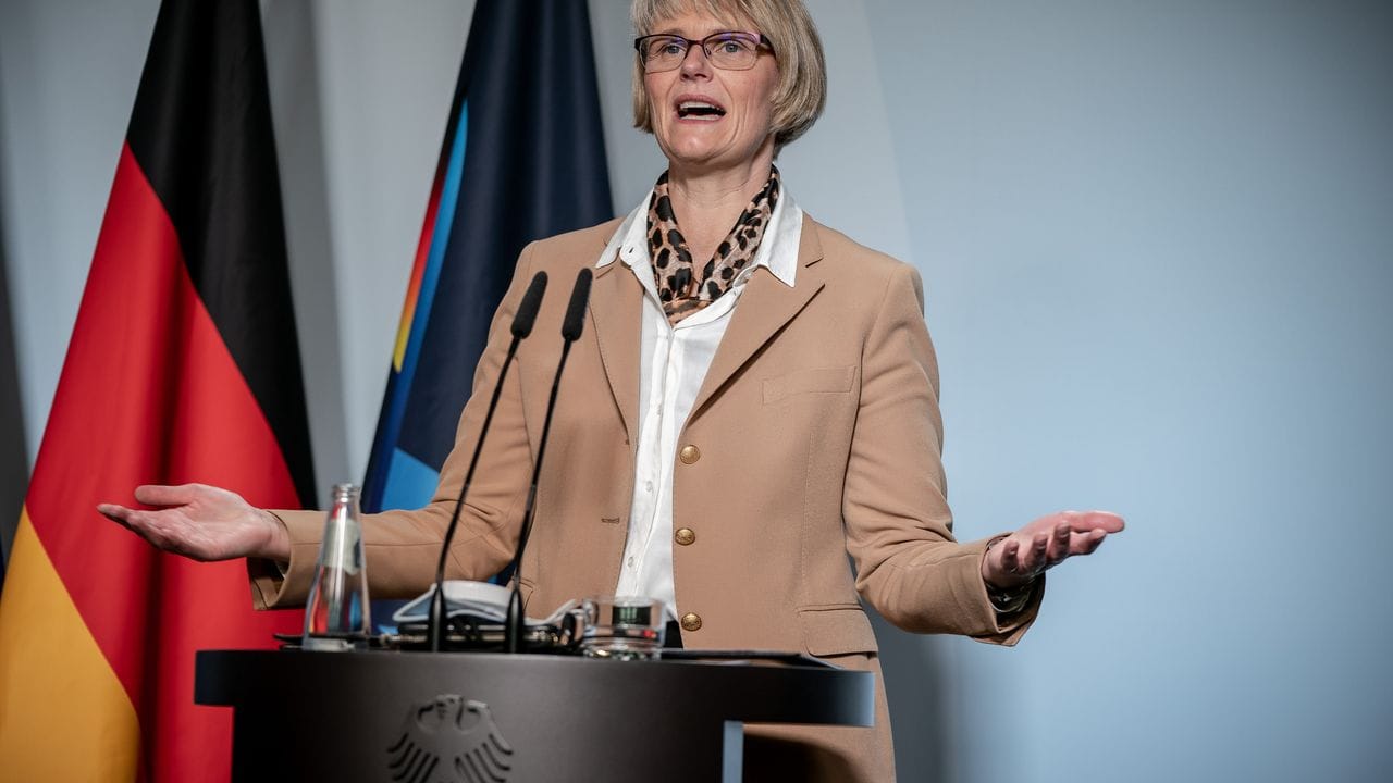 Bildungsministerin Anja Karliczek kann sich eine vollständige Rückkehr zum Präsenzunterricht in allen Jahrgängen aufgrund der derzeitigen Infektionslage nicht vorstellen.