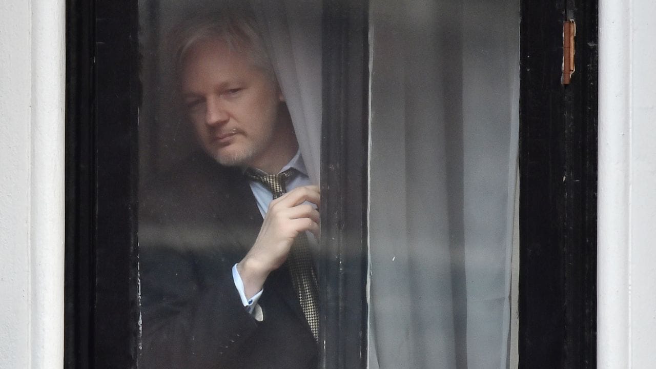 Wikileaks-Gründer Julian Assange an einem Fenster der ecuadorianischen Botschaft (Archiv). Wikileaks-Gründer Julian Assange an einem Fenster der ecuadorianischen Botschaft (Archiv).