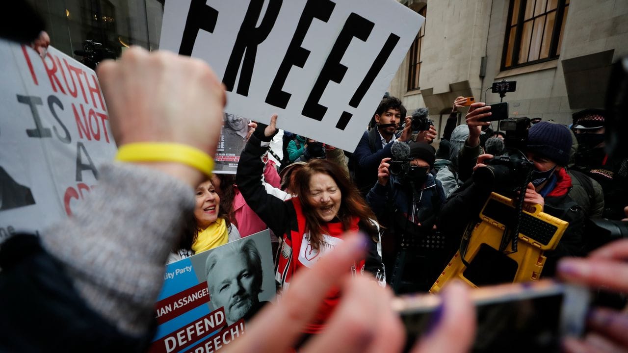 Unterstützer von Julian Assange feiern vor dem Strafgerichtshof Old Bailey das Urteil. Unterstützer von Julian Assange feiern vor dem Strafgerichtshof Old Bailey das Urteil.