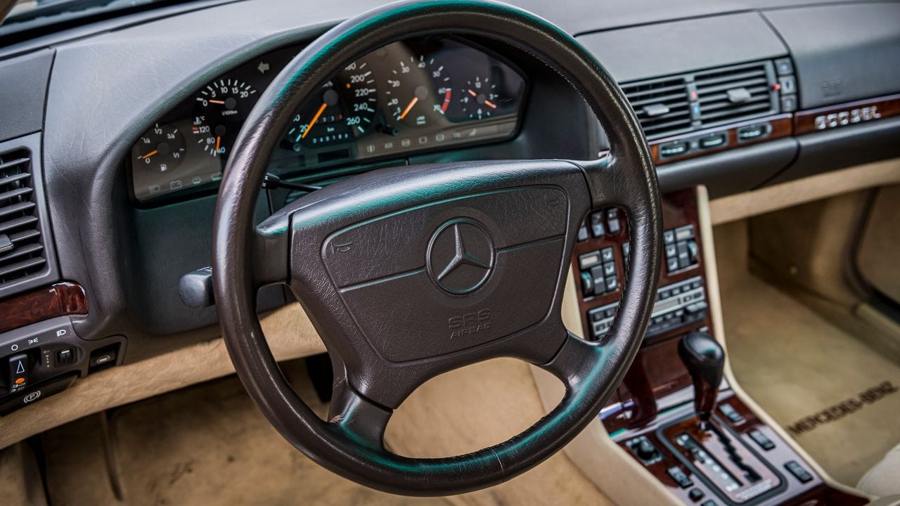 Über Jahrzehnte hat Mercedes das Design der Tachoanzeigen mit den Zeigern in Orange nicht grundlegend verändert.