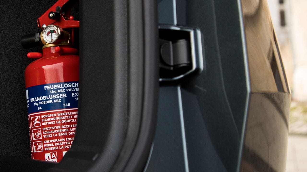 Gut gesichert aber stets zugänglich sollte ein Feuerlöscher im Auto untergebracht sein.