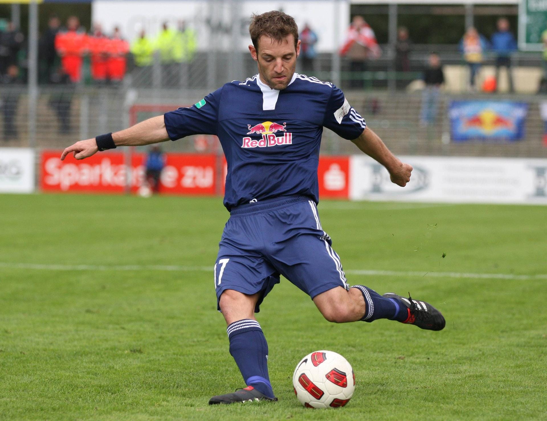 Lars Müller (2009-2011): Mit 116 Bundesligaeinsätzen für Nürnberg und Dortmund kam er als erfahrener Routinier im Debüt-Jahr 2009 zu RB. Zwei Saisons lang war der Linksverteidiger unumstrittener Leistungsträger. Seine Karriere nahm inzwischen ein Ende und er stieg in die Trainerlaufbahn beim Werner SC ein.