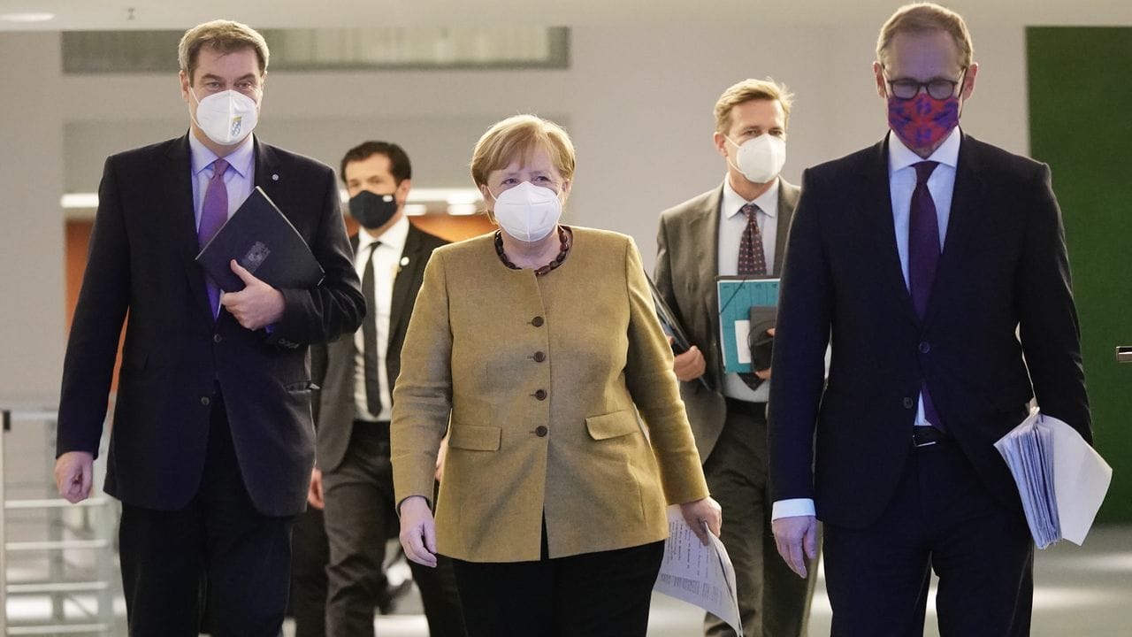 Bundeskanzlerin Angela Merkel, kommt neben Bayens Ministerpräsident Markus Söder und Berlins regierenden Bürgermeister Michael Müller zur Pressekonferenz nach den Beratungen von Bund und Ländern. Bundeskanzlerin Angela Merkel, kommt neben Bayens Ministerpräsident Markus Söder und Berlins regierenden Bürgermeister Michael Müller zur Pressekonferenz nach den Beratungen von Bund und Ländern.