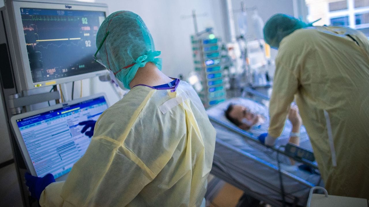 Krankenschwestern und Pflegekräfte arbeiten im besonders geschützten Teil der Intensivstation des Universitätsklinikums Greifswald mit Corona-Patienten.