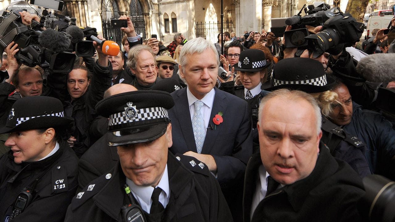 Wikileaks-Gründer Julian Assange steht Anfang November 2020 vor dem Royal Courts of Justice in London.