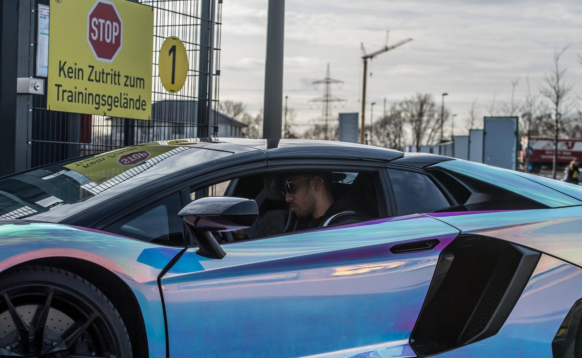 Ex-BVB-Star Pierre-Emerick Aubameyang ist ein Fan von auffälligen Autos. Am bekanntesten ist wohl sein Lamborghini Huracan mit dem er zu Dortmunder Zeiten noch auf den Straßen Deutschlands fuhr. Kostenpunkt: mehr als 250.000€.