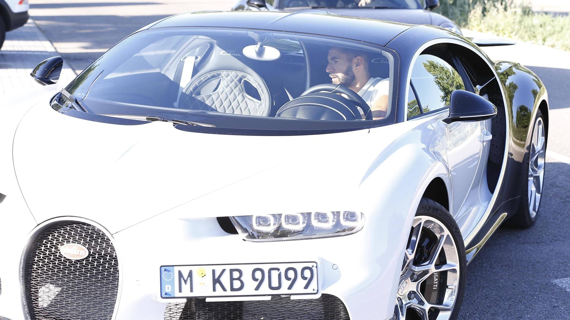 Das teuerste Auto der Welt, personalisierter Schmuck und auch Privat-Jets sind ganz normale Accessoires im Leben der Fußball-Stars. Topverdiener sparen ihr Geld eher selten. Autoliebhaber und Real-Stürmer Karim Benzema erweiterte zuletzt seine Autosammlung mit einem Bugatti Chiron. Kostenpunkt: 2,75 Millionen Euro.