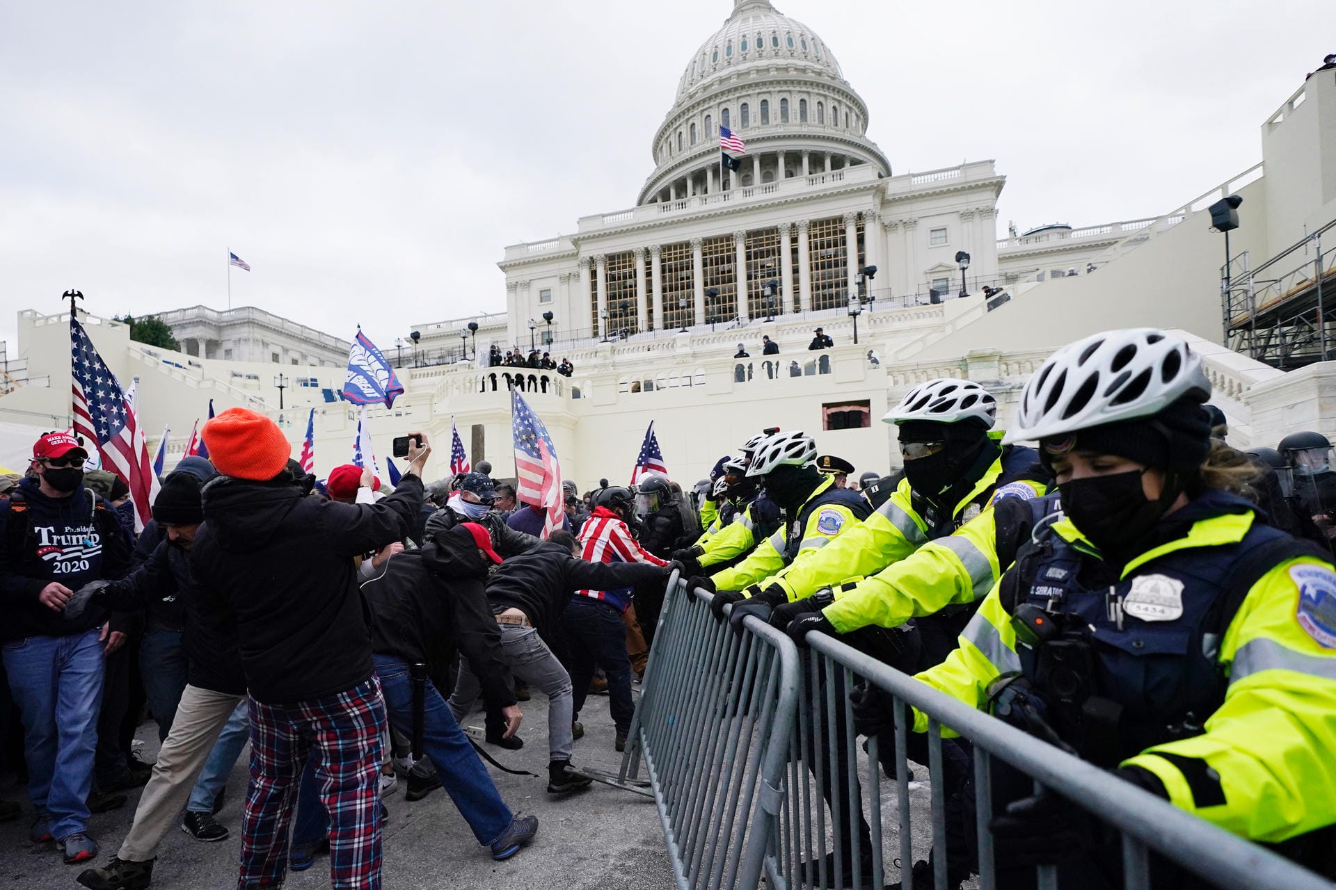 Washington: Unterstützer des US-Präsidenten Trump versuchen, eine Absperrung vor dem Kapitol zu durchbrechen.