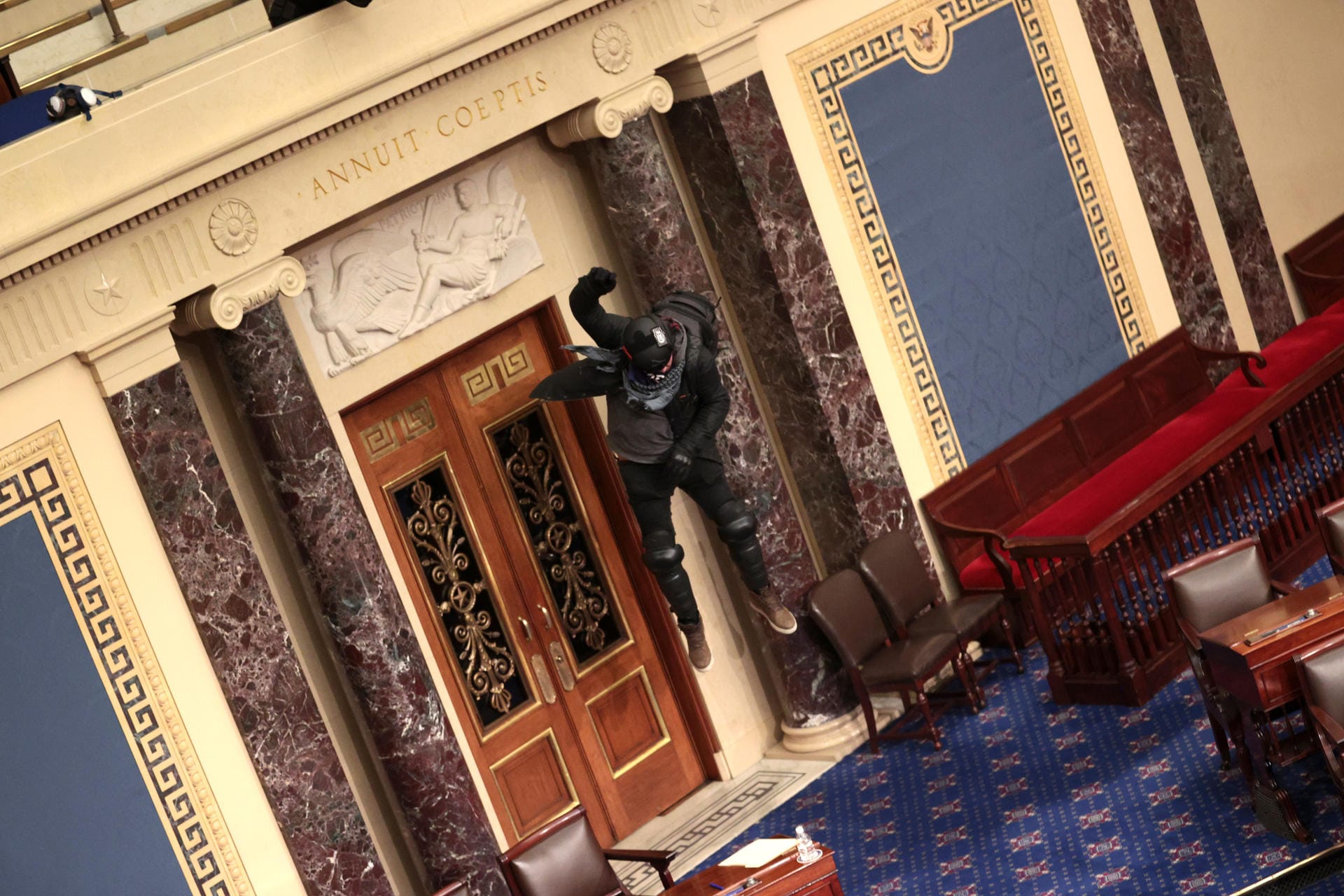 Ein Eindringling springt in den Sitzungssaal des Kapitols.