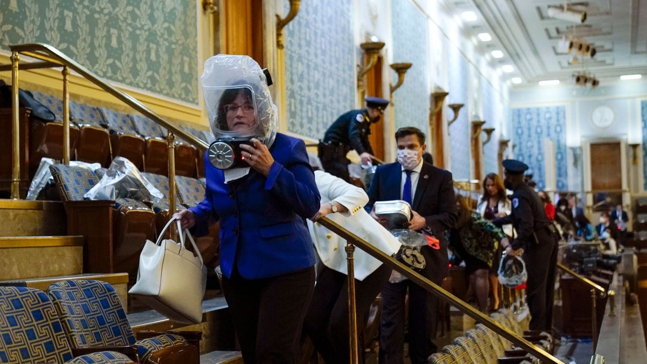 Abgeordnete suchen auf der Tribüne des Repräsentantenhauses Schutz.