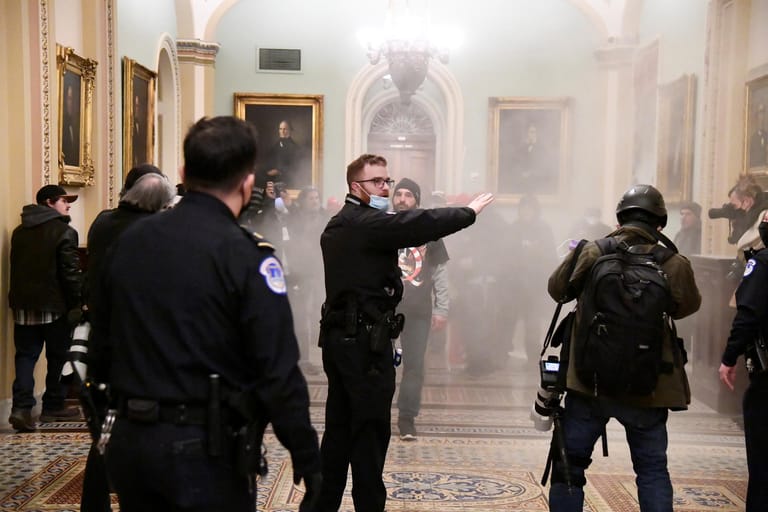 Unterstützer von Donald Trump mit Feuerlöschern im Kapitol.
