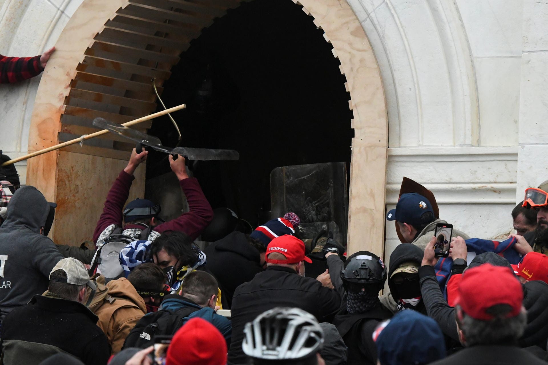 Die Protestierenden bewaffnen sich, um in das Kapitol in Washington einzudringen.