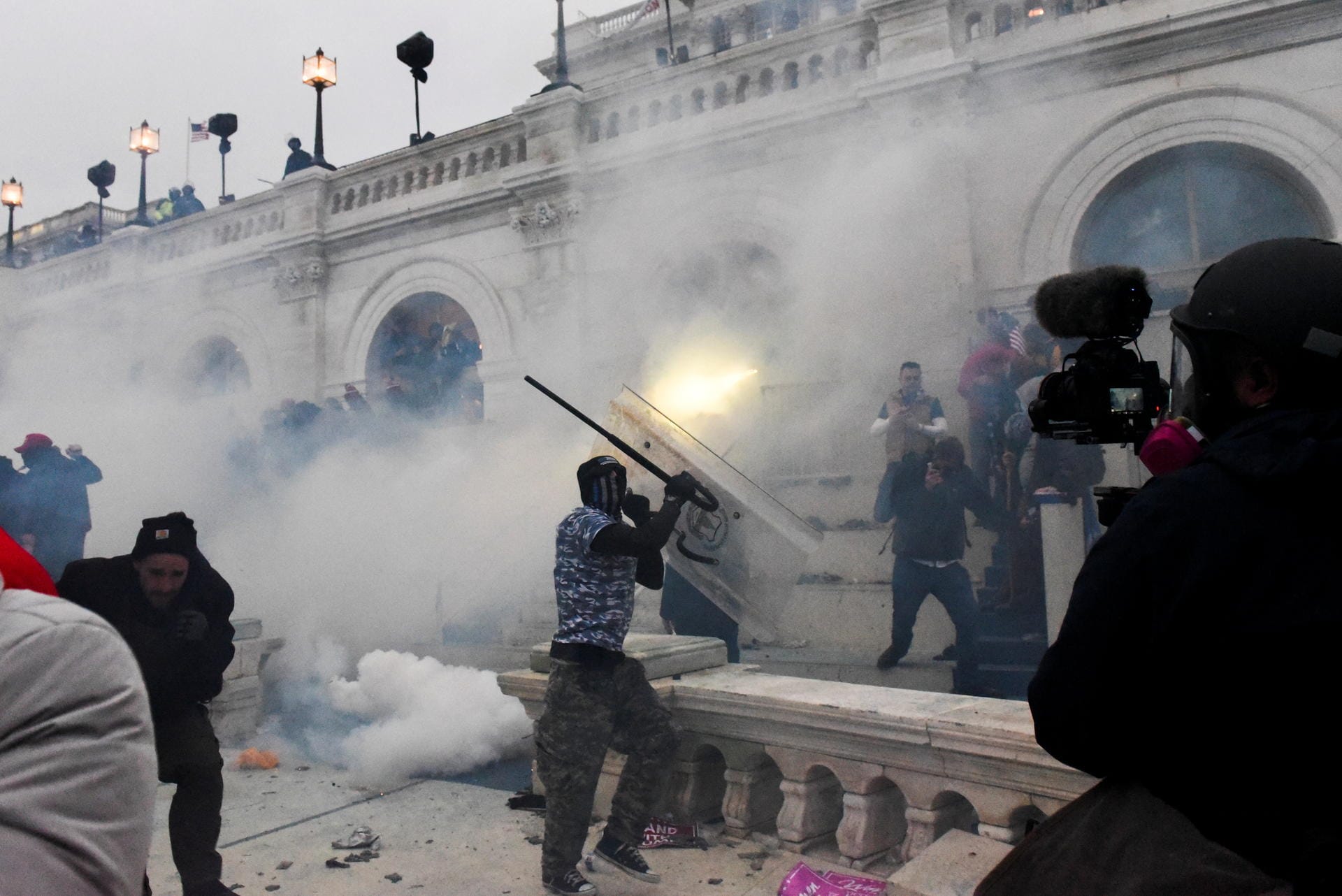 Die Polizei versucht, die Unruhen vor dem US-Kapitol mit Tränengas unter Kontrolle zu bringen. Auch in der Senatskammer soll Tränengas zum Einsatz gekommen sein.