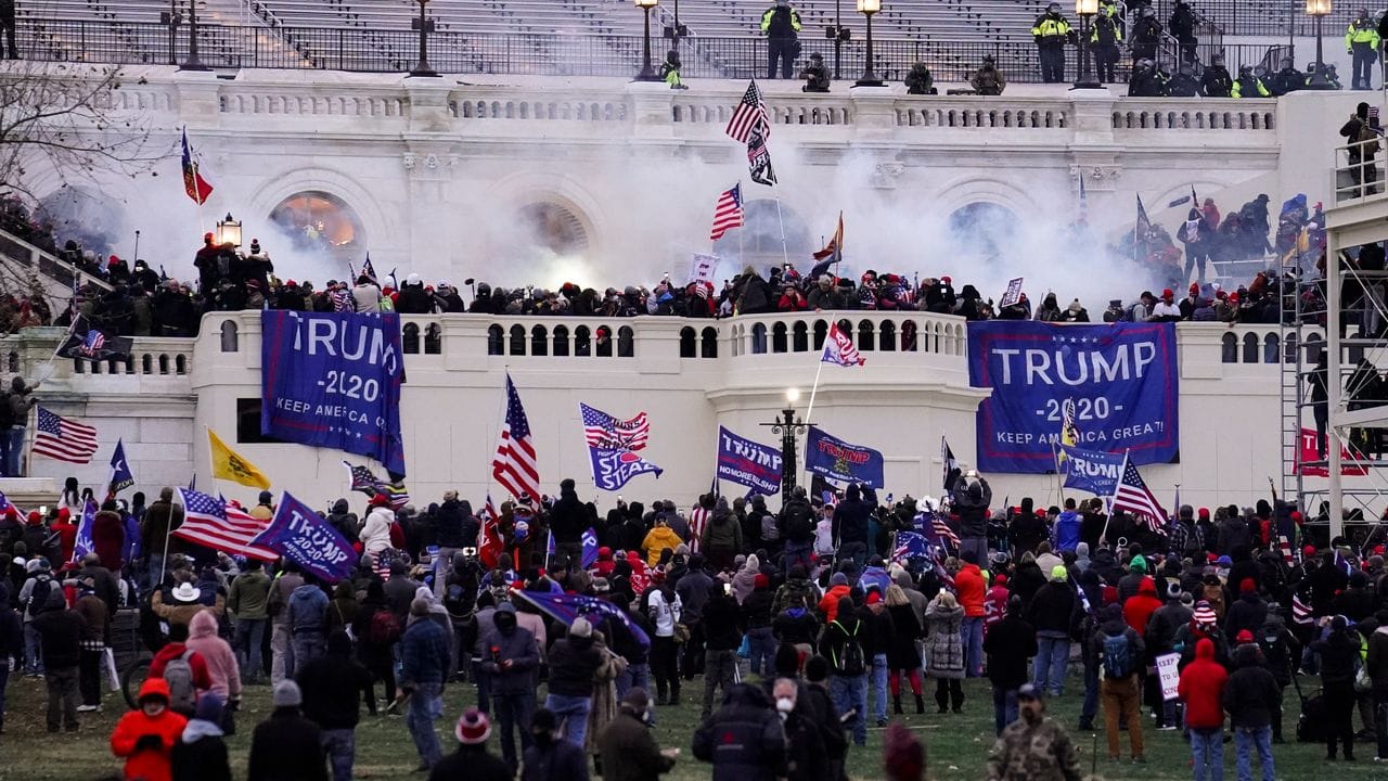 Unterstützer von US-Präsident Trump stürmen das Kapitol.