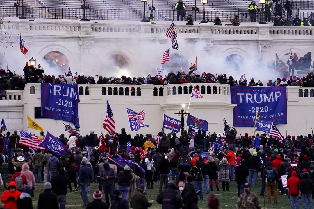 Unterstützer von US-Präsident Trump stürmen das Kapitol.