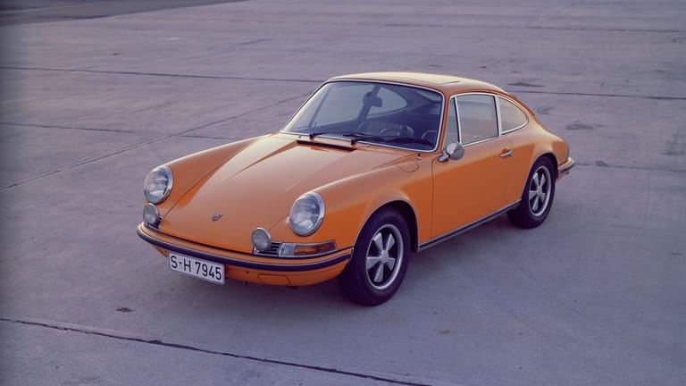 Ein Elfer ist ein Elfer ist ein Elfer? Zwar hat Porsche seine Ikone 911 immer noch im Programm, aber hat sie mit den ersten klassischen Modellen wie diesem 911 S Coupé von 1970 freilich nicht viel mehr als den Namen und eine verwandte Silhouette gemeinsam.