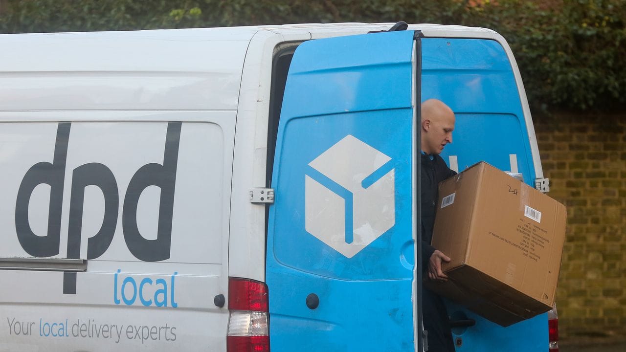 Der Paket-Dienstleister DPD stellt Lieferungen von Großbritannien auf den europäischen Kontinent und nach Irland vorübergehend ein.